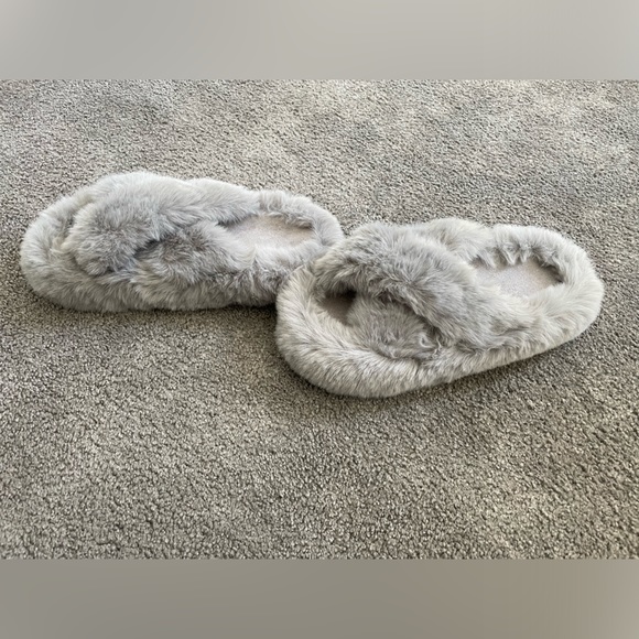 NWT fuzzy slippers in gray - Picture 4 of 7